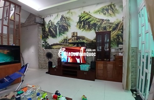Bán nhà 3 tầng, 3PN Trần Thị Điệu, Phước Long, TP HCM. DT 95m2, SH, giá 7.35 tỷ. LH 0933125879